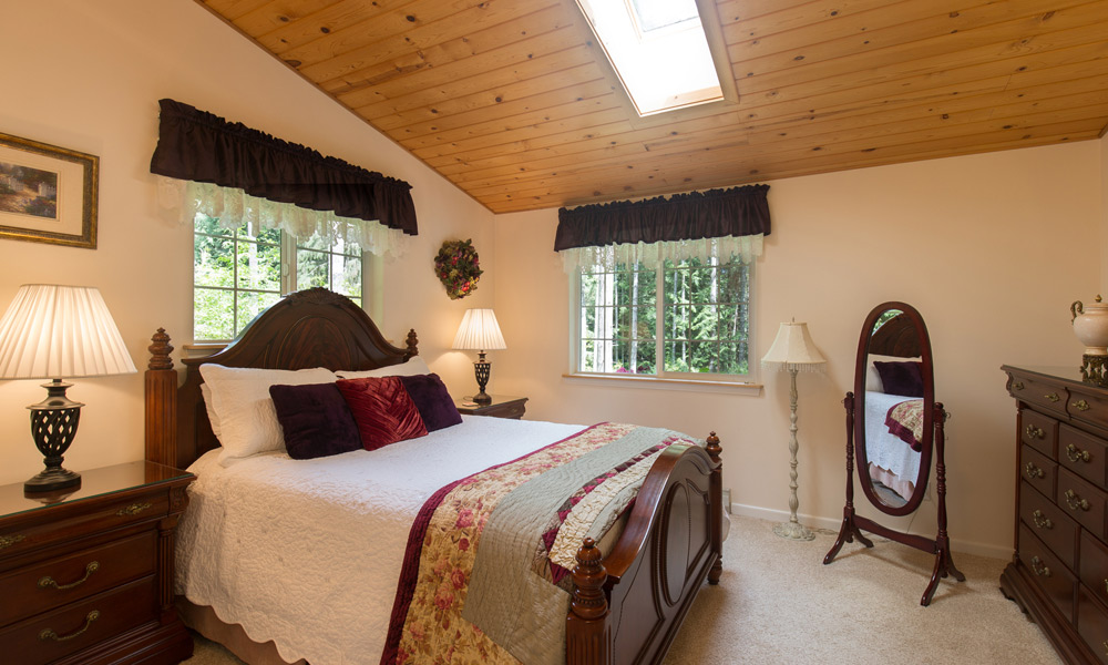 bedroom sweet heart cottage in forest port angeles